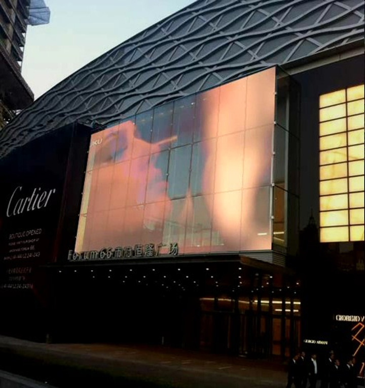 購(gòu)物中心P7.82LED透明顯示屏